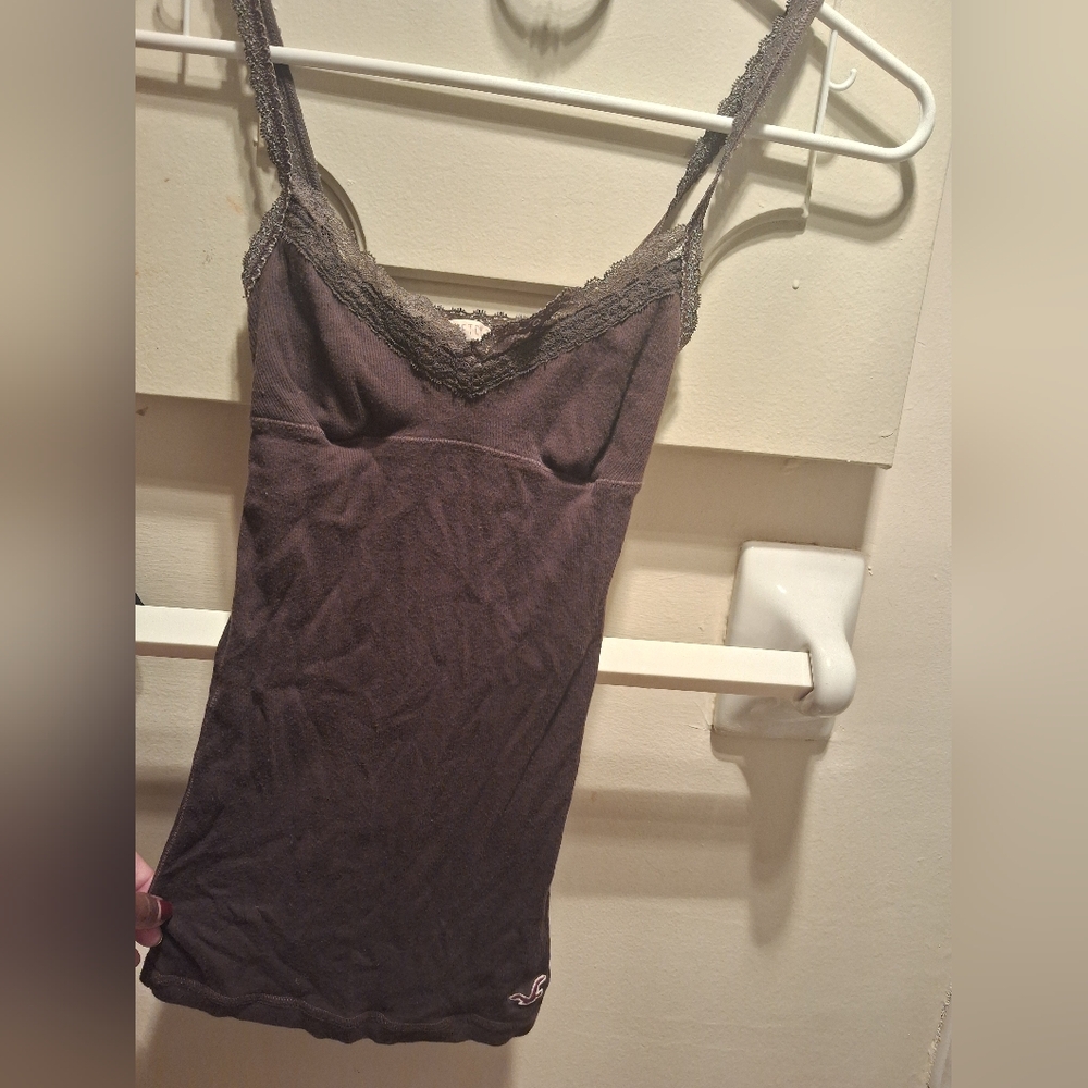 In Great USED Condition (:Y2K 2006 Hollister Brown Lace Trim Fitted Camisole🤎